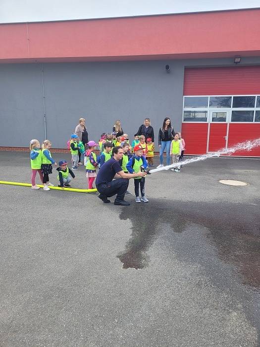 O návštěvu hasičských stanic byl velký zájem zejména u dětí.