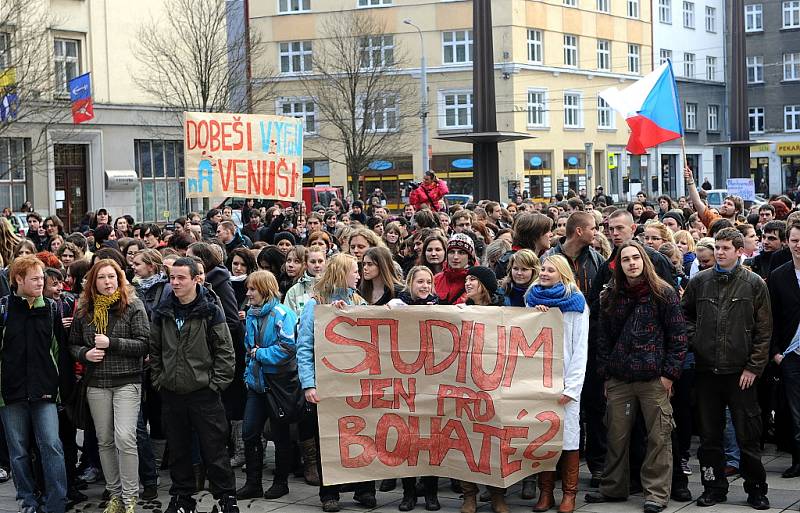 Ve středu se městem prošel protestní průvod, byl další z akcí pořádaných v rámci takzvaného Týdne neklidu. Studenti a někteří pedagogové projevují svůj nesouhlas s reformou.