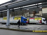 Z Ostravy zamířilo pět plně naložených kamionů s humanitární pomocí na Ukrajinu.