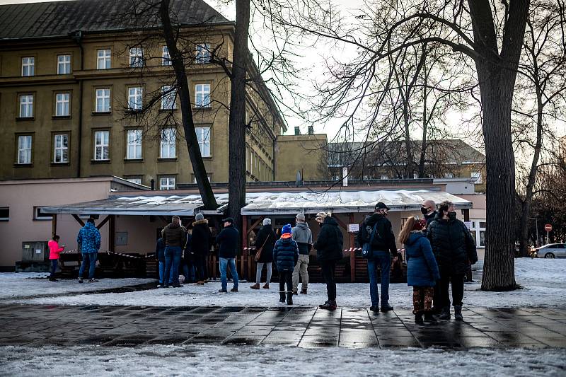 Lidé využili slunečného počasí k trávení času v Komenského sadech a okolí. 21. února 2021 v Ostravě.