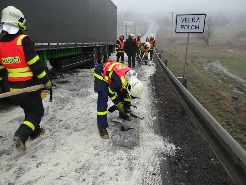 Vážná dopravní nehoda v pátek 8. března zablokovala komunikaci I/11 mezi Ostravou-Porubou a obcí Velká Polom. 