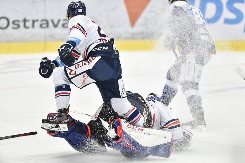 Utkání 10. kola hokejové extraligy: HC Vítkovice Ridera - HC Kometa Brno, 14. října 2018 v Ostravě. Na snímku Patrik Zdráhal a brankář Vítkovic Patrik Bartošák.