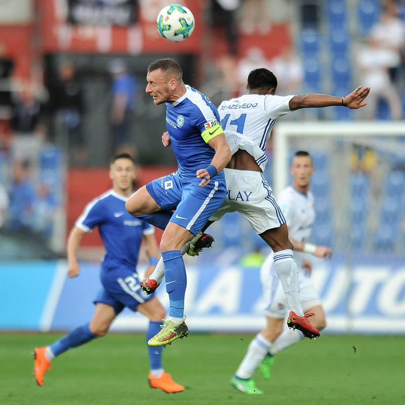 Utkání 28. kolo první fotbalové ligy FC Baník Ostrava - FC Sloban Liberec, 12. května v Ostravě. (vlevo) Coufal Vladimír a Dyjan Carlos De Azevedo.