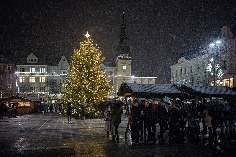 Rozsvícení vánočního stromu na Masarykově náměstí, 26. listopadu 2021 v Ostravě