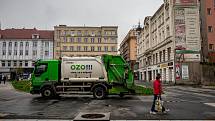 Nepořádek v Komenského sadech v sobotu ráno 1. května 2021 v Ostravě. Úklid v centru Ostravy.