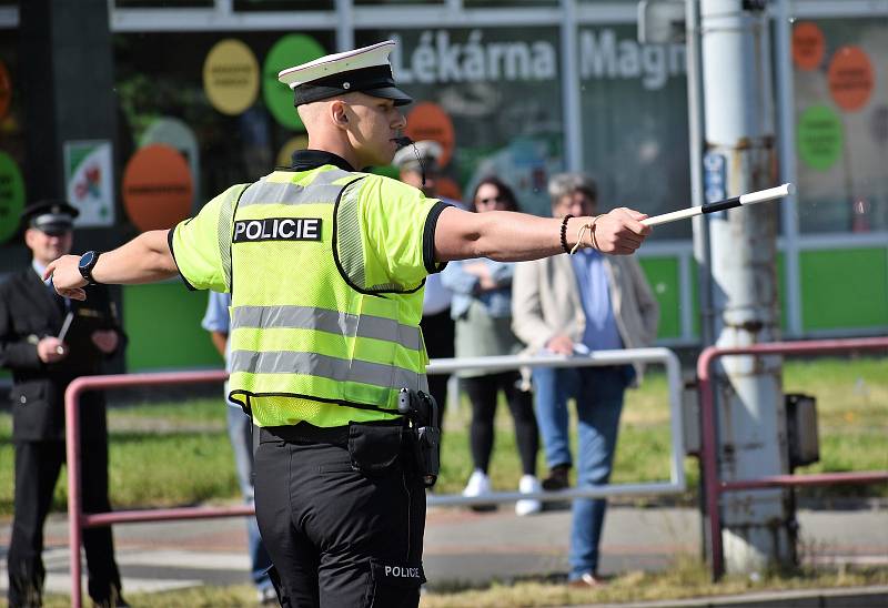 Policisté museli své umění předvést ve frekventované křižovatce ulic 28. října a Novinářské.