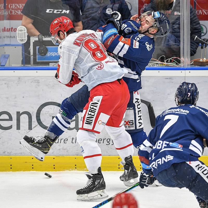 Čtvrtfinále play off hokejové extraligy - 4. zápas: HC Vítkovice Ridera - HC Oceláři Třinec, 24. března 2022 v Ostravě. (zleva) Tomáš Kundrátek z Třince a Jan Bernovský z Vítkovic.