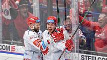 Čtvrtfinále play off hokejové extraligy - 4. zápas: HC Vítkovice Ridera - HC Oceláři Třinec, 24. března 2022 v Ostravě. (zleva) Martin Růžička z Třince a Marko Daňo z Třince.