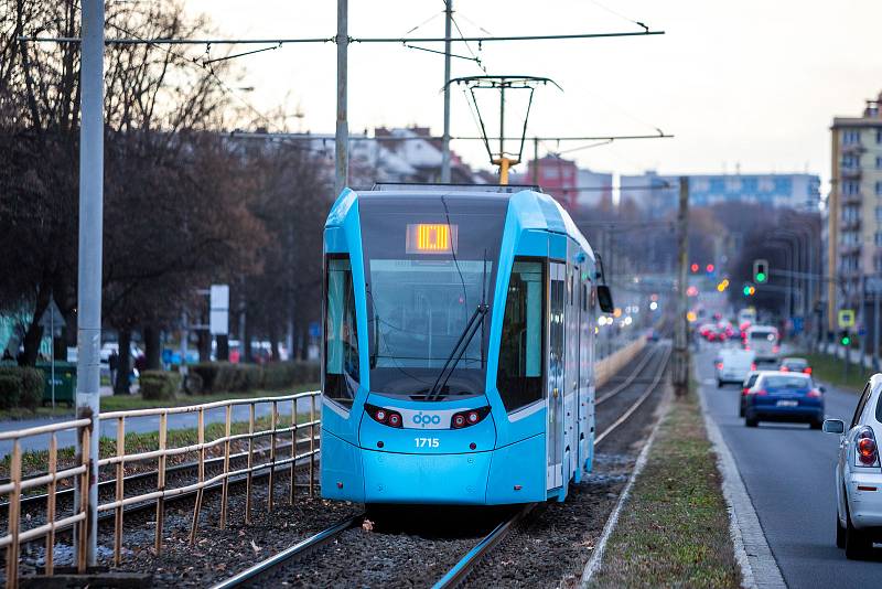 Dopravní tramvajová trať v úseku ulice Opavská, 18. listopadu 2021 v Ostravě.