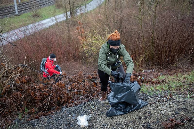 Pojďte s námi uklízet Ostravu. To byla dobrovolnická akce, jejíž cílem bylo uklidit okolí od odpadků a nepořádku kolem Slezskoostravského hradu, 17. dubna 2021 v Ostravě.