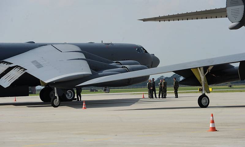 Dva legendární bombardéry B 52 přistály v úterý na Letišti Leoše Janáčka Ostrava. Obří stroje patří mezi největší atrakce letošního ročníku akce Dny NATO.
