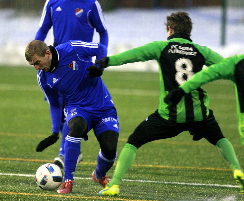 Fotbalisté Baníku Ostrava (v modrém) porazili Petřkovice 5:0.