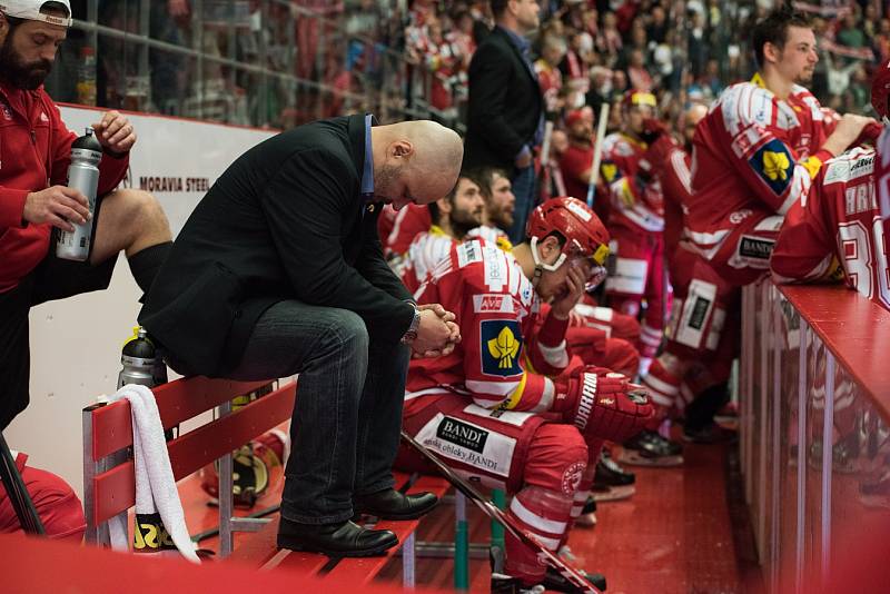 Sedmý - rozhodující - finálový zápas hokejové extraligy. Třinci vítězství uniklo, titul slavil Litvínov.