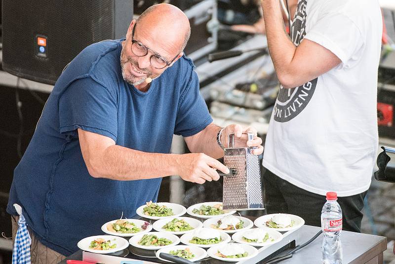 Zdeněk Pohlreich v červnu 2017 zavítal do Ostravy také na první ročník Garden Food Festival, který se konal v Dolní oblasti Vítkovic.