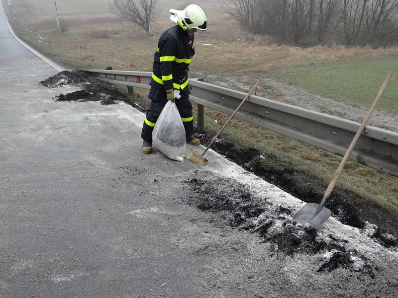 Vážná dopravní nehoda v pátek 8. března zablokovala komunikaci I/11 mezi Ostravou-Porubou a obcí Velká Polom. 