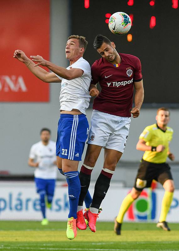 Ondřej Šašinka z Ostravy a Dávid Hancko ze Sparty - FORTUNA:LIGA - Skupina o titul - 2. kolo, AC Sparta Praha - FC Baník Ostrava, 23. června 2020 v Praze.