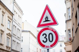 Na ulici ČS. Legií někdo z recese upravil dopraví značku. Dopravní značka „Zpomalovací práh“ upozorňuje na umělou nerovnost na vozovce, jejímž účelem je zejména snížení rychlosti jedoucích vozidel, 8 listopadu 2019 v Ostravě.