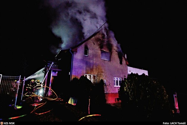 Potvrzeno: Ostatky na místě požáru domu v Ostravě-Martinově jsou syna majitelů
