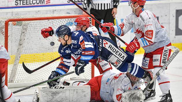 Vítkovice v derby porazily Třinec. Na snímku hostující brankář Lukáš Daneček a Petr Fridrich z Vítkovic.