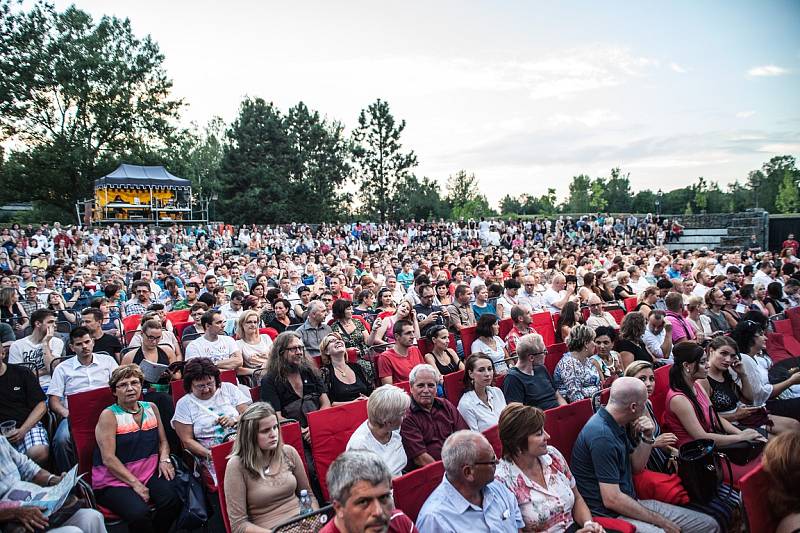 Zahájení Letních shakespearových slavností v Ostravě patřilo představení Mnoho povyku pro nic. 