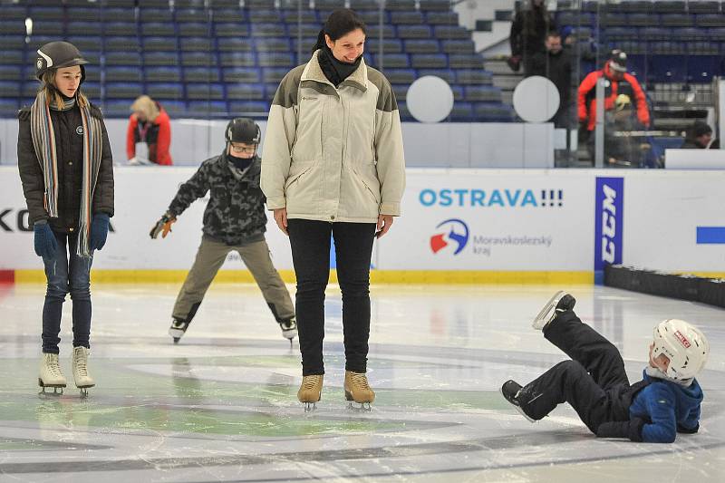 Olympijský festival u Ostravar Arény 23. února 2018 v Ostravě. Krasobruslařka Lenka Kulovaná (ve středu) učí slečnu Nicol krasubruslařské kreace.