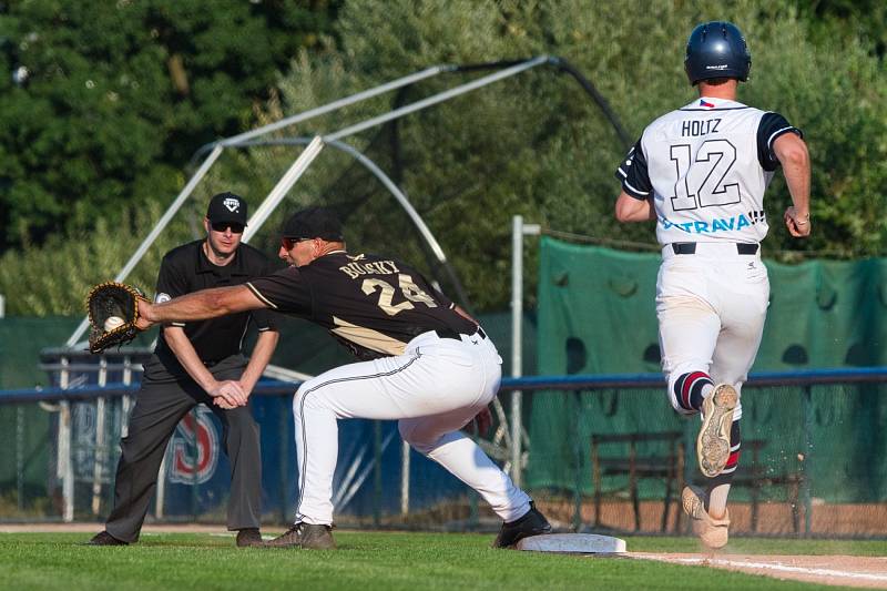 První domácí utkání finále baseballové extraligy Arrows Ostrava - Draci Brno, sobota 14. srpna 2021.