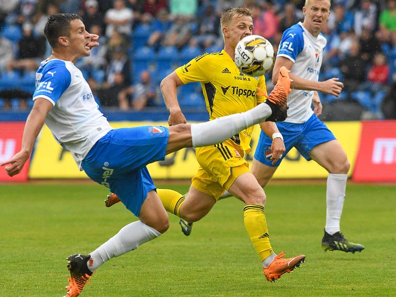 Fotbalisté Baníku Ostrava (v bílém) proti Sigmě Olomouc.