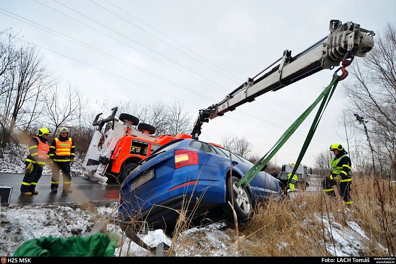 Zásah hasičů u nehody osobního automobilu Škoda Octavia, která skončila v hlubokém příkopu na střeše.