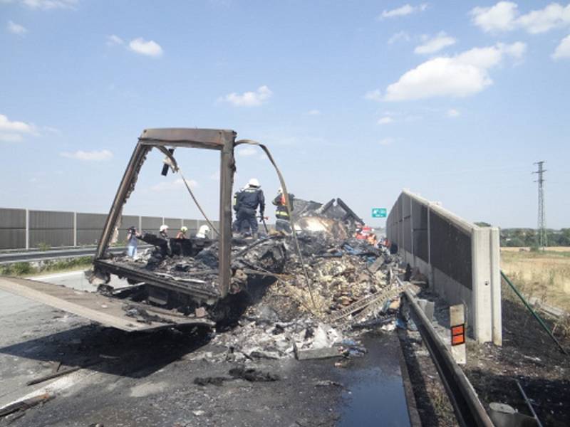 Následky požáru dvou nákladních automobilů na dálnici D1 před Ostravou. 