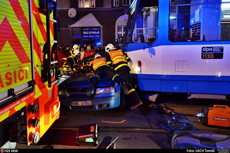 Nehoda tramvaje a osobního auta v Ostravě-Mariánských Horách.