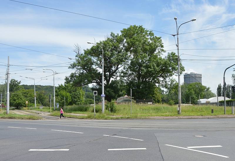Za těmito stromy vzniklo parkoviště (pohled z ulice Slovenské).