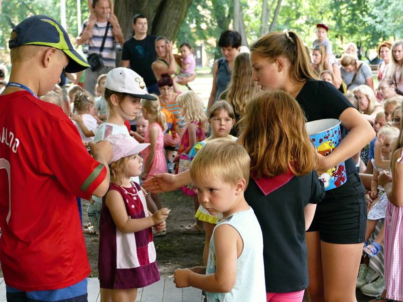 Pohádkou a promenádním koncertem pokračovala v neděli 11. srpna série letních nedělních programů v parku za Kulturním domem Radost v Havířově.