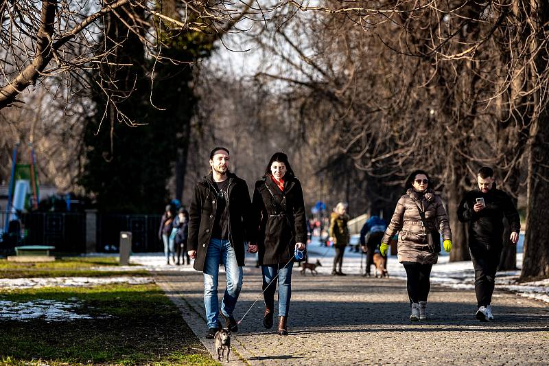 Lidé využili slunečného počasí k trávení času v Komenského sadech a okolí. 21. února 2021 v Ostravě.