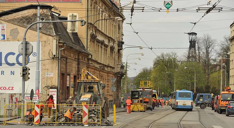 Rekonstrukce Nádražní v centru Ostravy začala. Snímek z prvního dne.