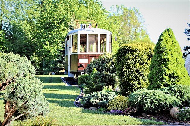 Nadšenec Jan Kohoutek na své zahradě v Ostravě-Hrabové opravuje historickou tramvaj, 23. 5. 2022, Ostrava