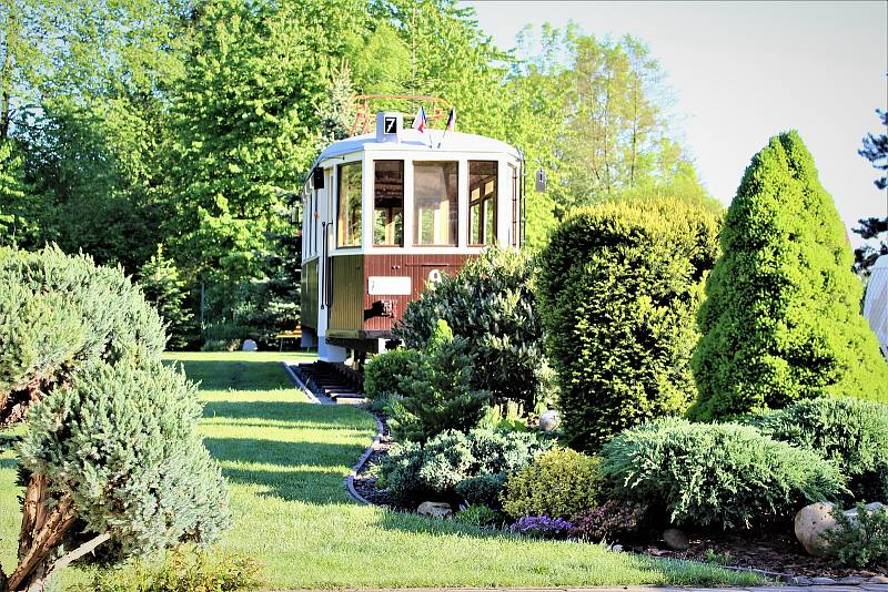 Nadšenec Jan Kohoutek na své zahradě v Ostravě-Hrabové opravuje historickou tramvaj, 23. 5. 2022, Ostrava