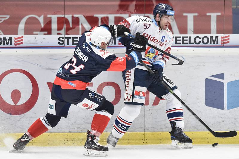 Utkání 46. kola hokejové extraligy: HC Vítkovice Ridera - Piráti Chomutov, 19. února 2019 v Ostravě. Na snímku (zleva) Zeman Denis a Rostislav Olesz.