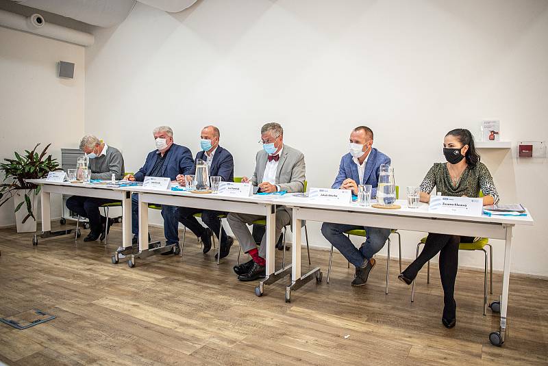 Debata Deníku, 25. září 2020 v Ostravě. (zleva) Petr Kajnar (ČSSD), Josek Babka (KSČM), Lukáš Curylo (KDU-ČSL), Ivo Vondrák (ANO), Jakub Unucka (ODS) a Zuzana Klusová (Piráti).