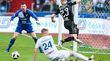 Utkání 4. kola nadstavby první fotbalové ligy, skupina o titul: FC Baník Ostrava - SK Slavia Praha, 19. května 2019 v Ostravě. Na snímku (zleva) Jan Laštůvka, Václav Procházka, Petr Ševčík.