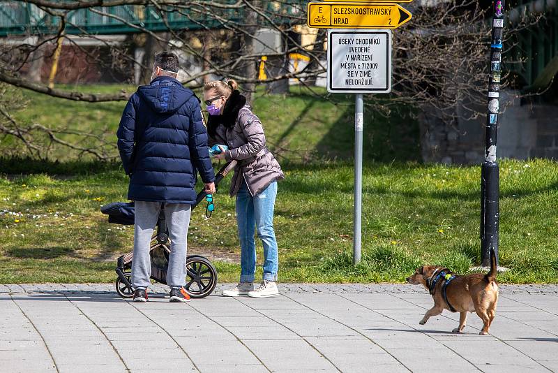 Ostrava (Komenského sady) v celostátní karanténě, 4. dubna 2020. Vláda ČR vyhlásila dne 15.3.2020 celostátní karanténu kvůli zamezení šíření novému koronavirové onemocnění (COVID-19).