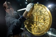 Do Ostravskému muzea dorazila 130 kg mince z ryzího zlata s hodnotou 100 milionů korun, 30 září 2020 v Ostravě.