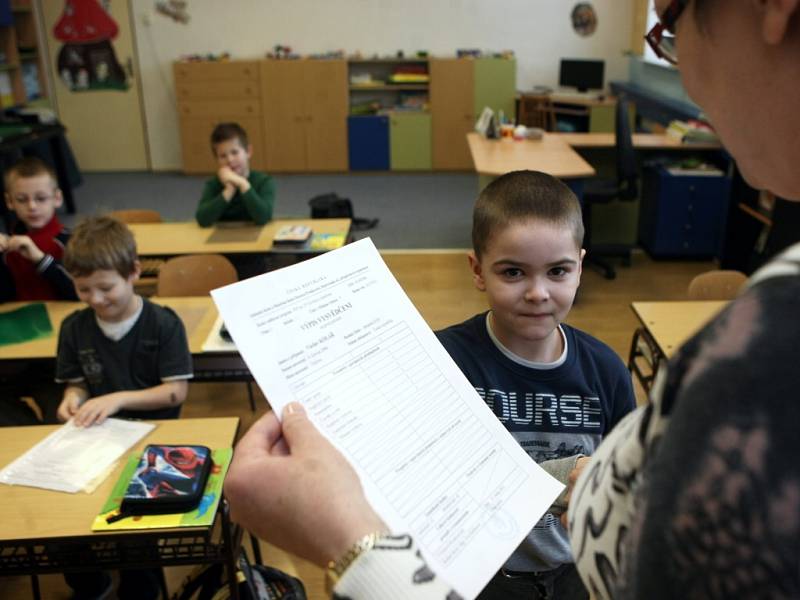 Poslední lednový den si šli školáci pro svá pololetní vysvědčení. Na snímku předává třídní učitelka vysvědčení „žáčkům“ v Základní škole v Ostravě-Proskovicích. 