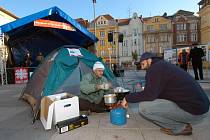 Na chudobu kolem nás upozornil happening na Masarykově náměstí v Ostravě. Kolemjdoucí mohli ochutnat bezdomoveckou polévku.