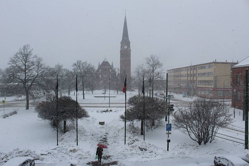 Mírové náměstí, radnice, Rothschildův palác, kostel sv. Pavla apoštola