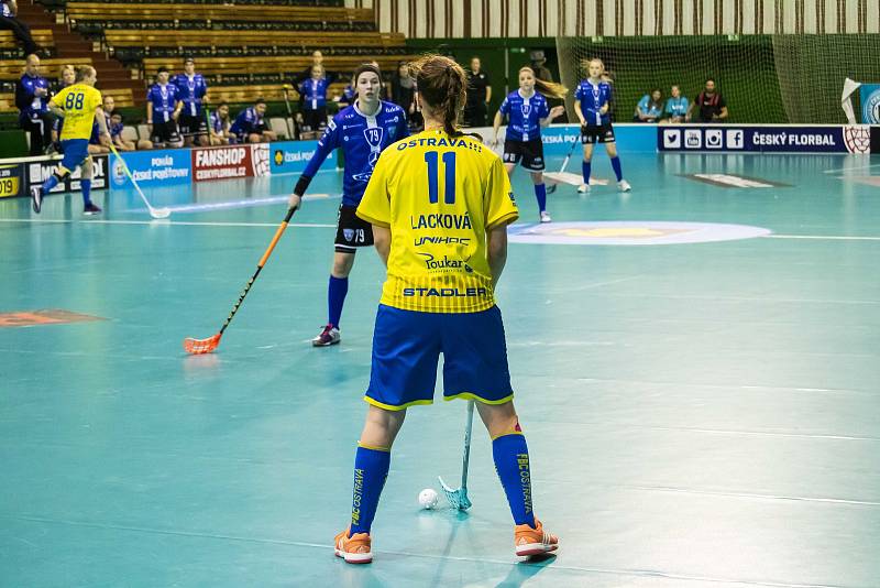 Florbalistky Ostravy (ve žlutém) porazily v olomouckém finále Chodov 8:6 a získaly pohár. Foto: Radek Hloch