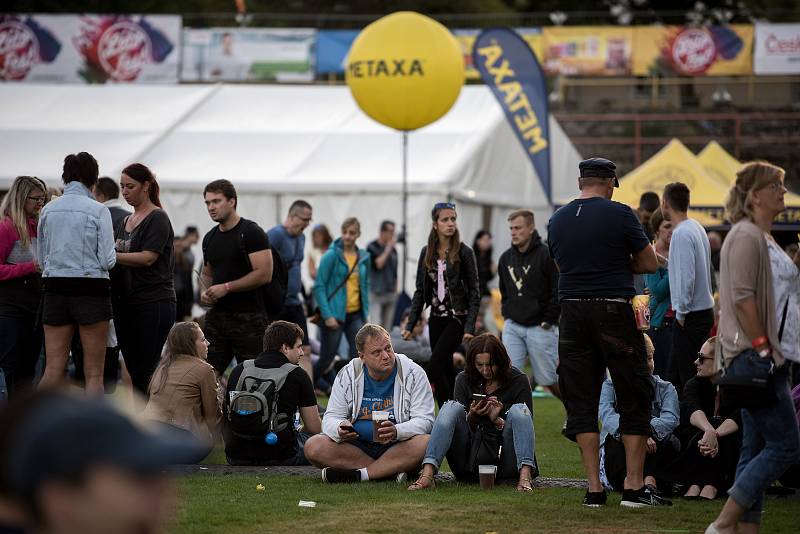 Kapely Wanastowi Vjecy, Čechomor, zpěvačka Ewa Farna či Marta Jandová s Markem Ztraceným pařili mezi hudebníky, kteří v sobotu vystoupili v areálu SAREZA v Porubě v rámci putovního LétoFestu.