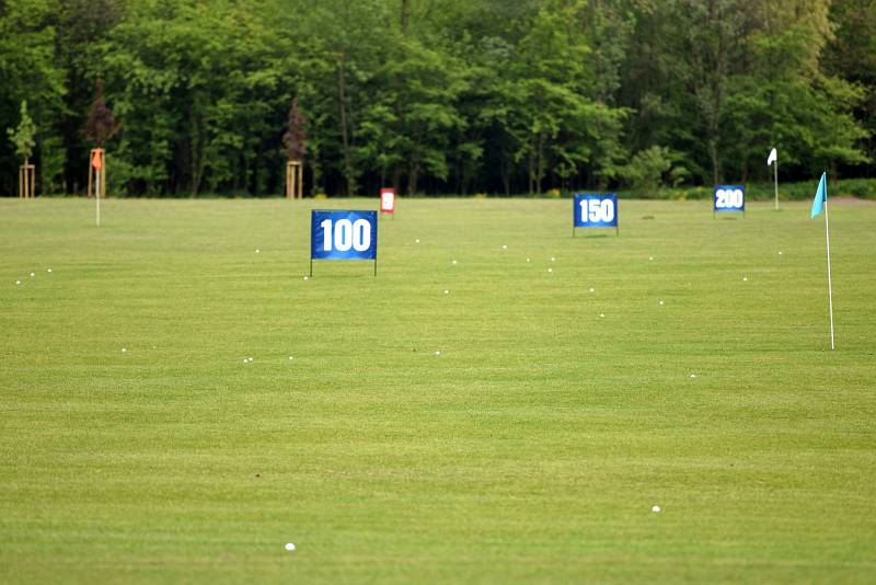 GOLF PARK LHOTKA nabízí cvičnou louku s odpališti zvanou driving range, chipping green pro rány z terénu, cvičné jamkoviště (putting green), zmenšený adventure golf s překážkami a kavárnu. 