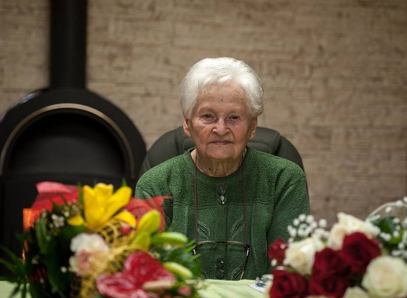 MARIE POLÁŠKOVÁ ze Zbyslavic tento týden oslavila sto let, ovšem vypadá, chodí a vypravuje, jako by jí bylo nanejvýš pětsedmdesát. 