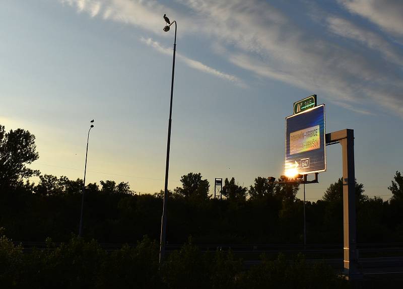 Čápi si oblíbili dálniční sloupy veřejného osvětlení v ostravské části D1 poblíž hrušovské skládky. Červen 2022.