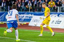 Utkání 13. kola první fotbalové ligy: Baník Ostrava - Sparta Praha, 31. října 2021 v Ostravě. Viktor Budinský se raduje z chycené penalty kapitána Letenských Bořka Dočkala.